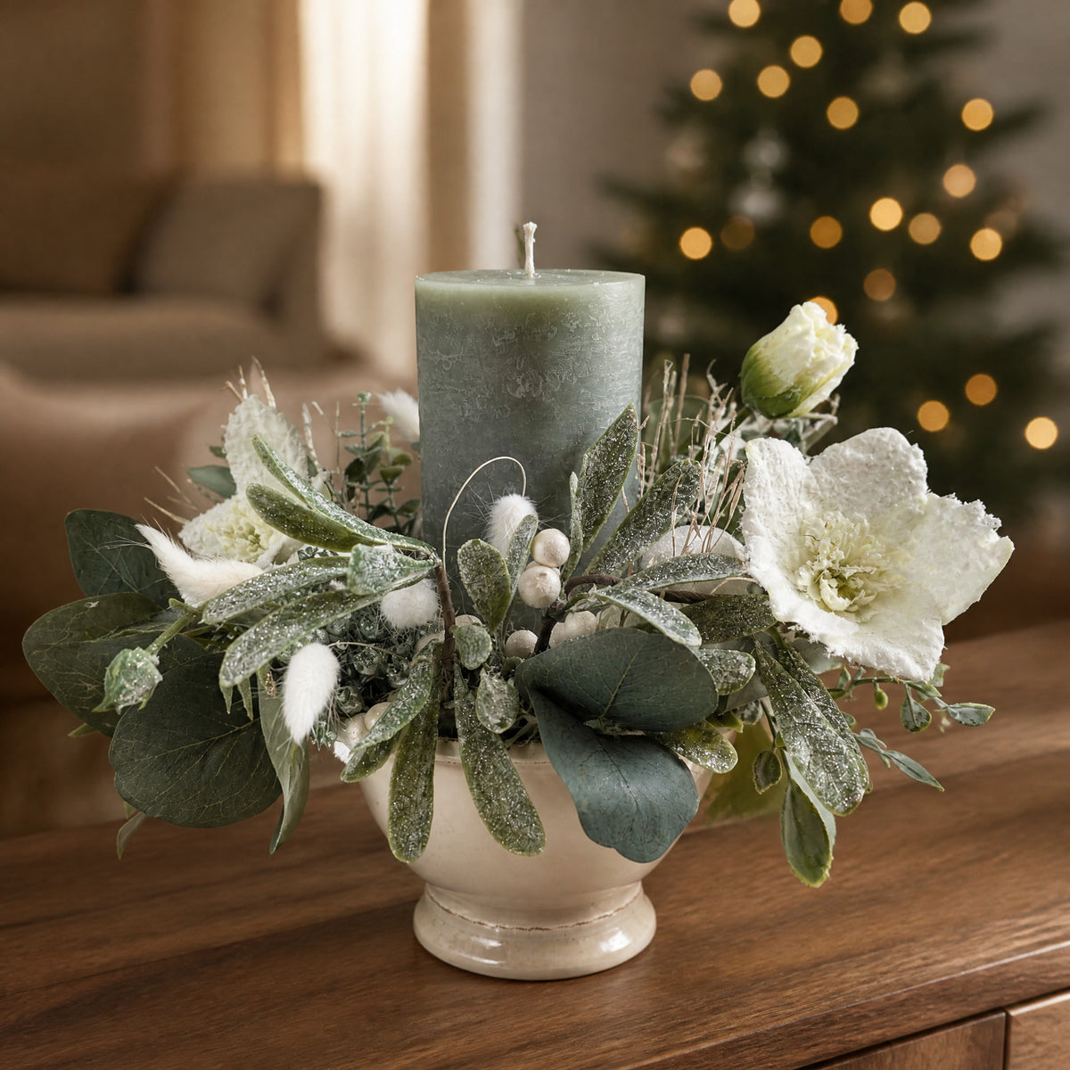 Szene Wintergesteck Kerze Christrose Mistel weiß grün im Topf