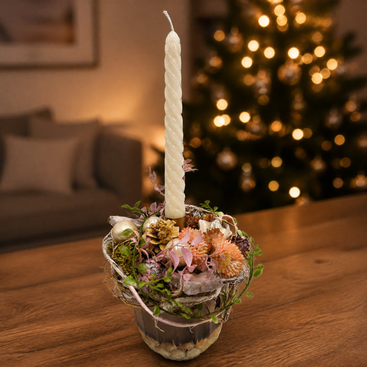 Szene Weihnachtsgesteck Kerze Kugeln Sedum creme rosa im Topf