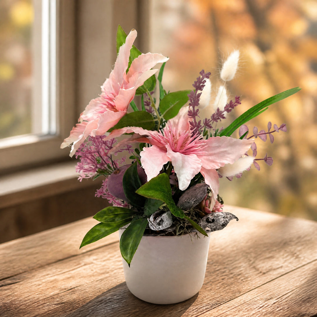 Szene Herbstgesteck Clematis Gräser Beiwerk rosa lila im Topf