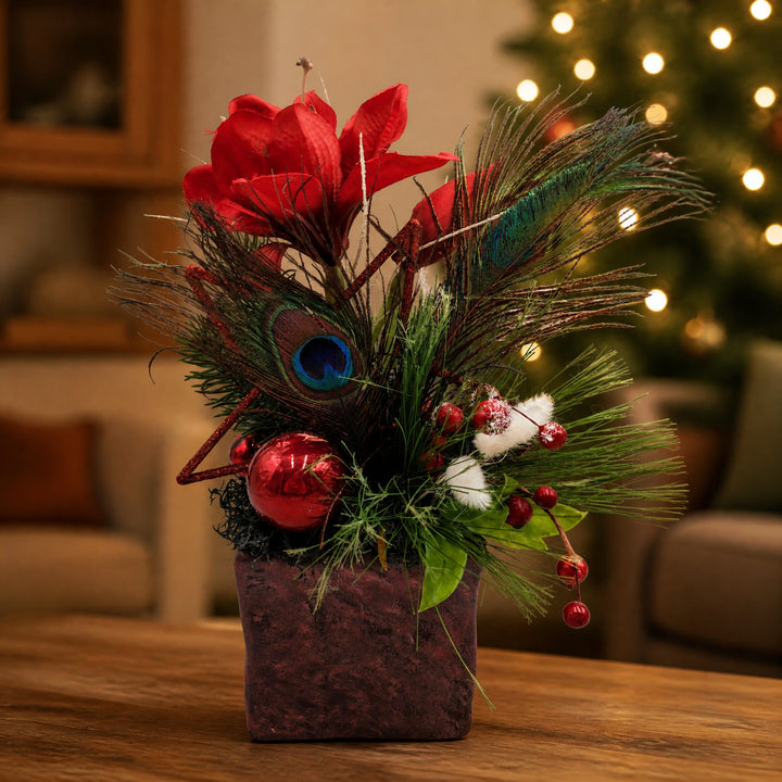 Szene Weihnachtsgesteck Amaryllis Pfauenfeder Kugel rot grün