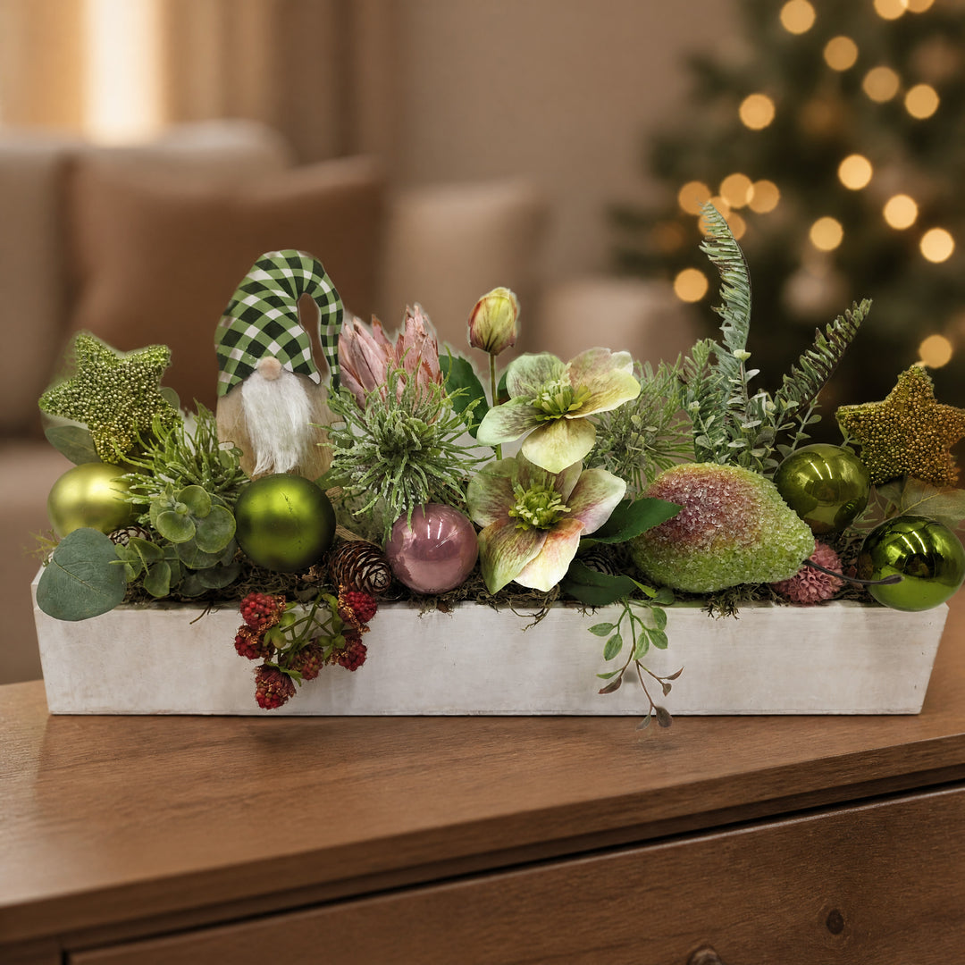 Szene Weihnachtsgesteck Kugeln Sterne Wichtel Christrosen grün rosa
