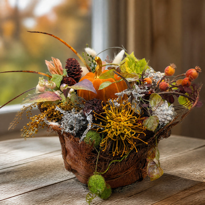 Szene Herbstgesteck Kürbis Zapfen Mohn Beeren orange gelb