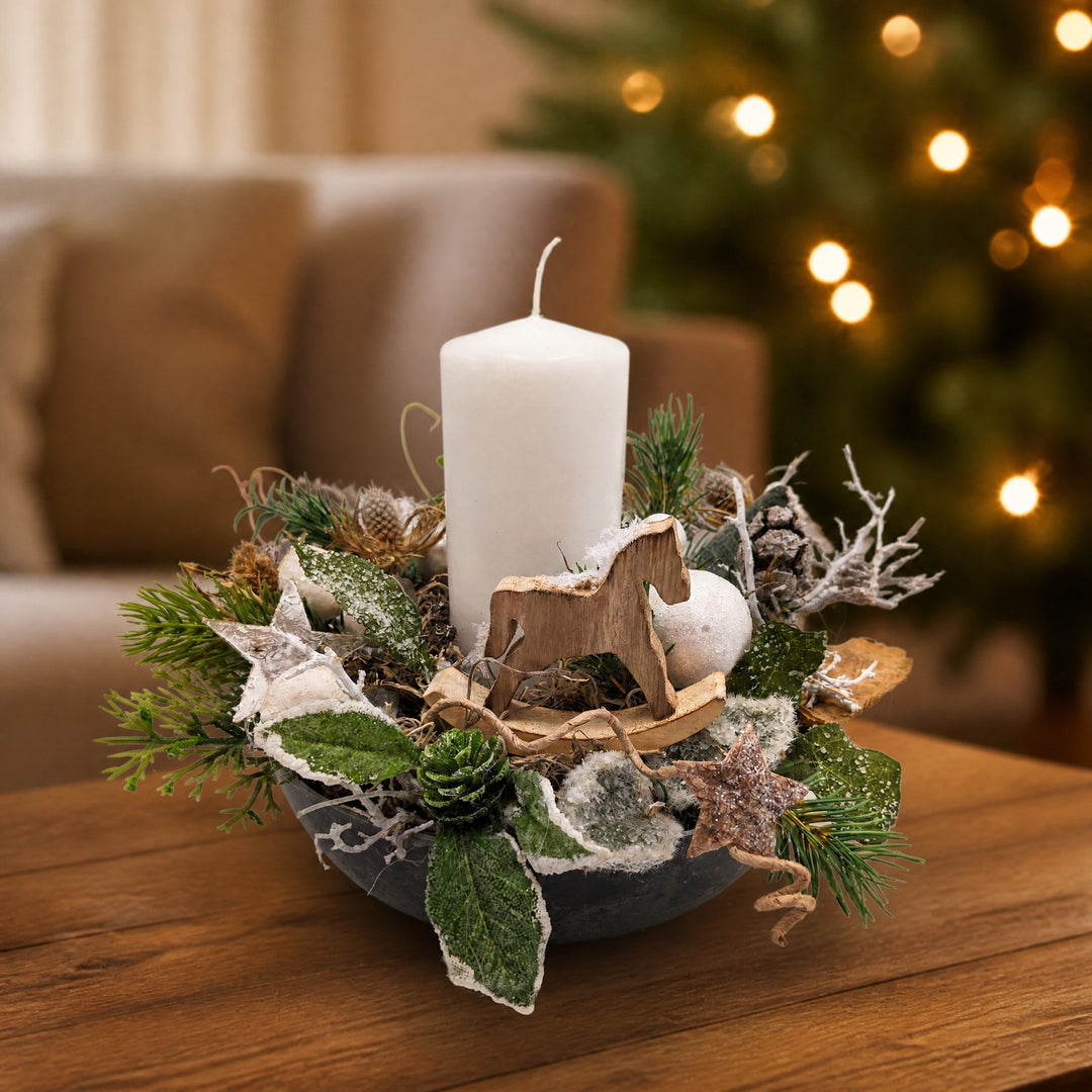 Szene Weihnachtsgesteck Schaukelpferd Kugel Distel Tanne weiß grün