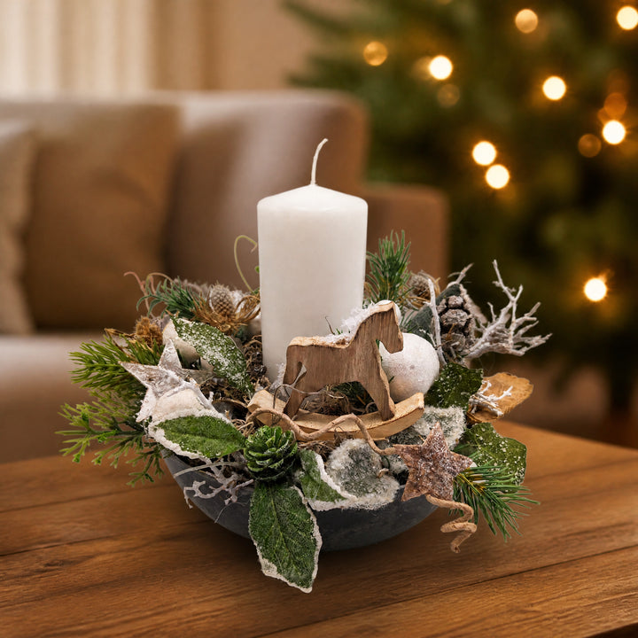Szene Weihnachtsgesteck Schaukelpferd Kugel Distel Tanne weiß grün