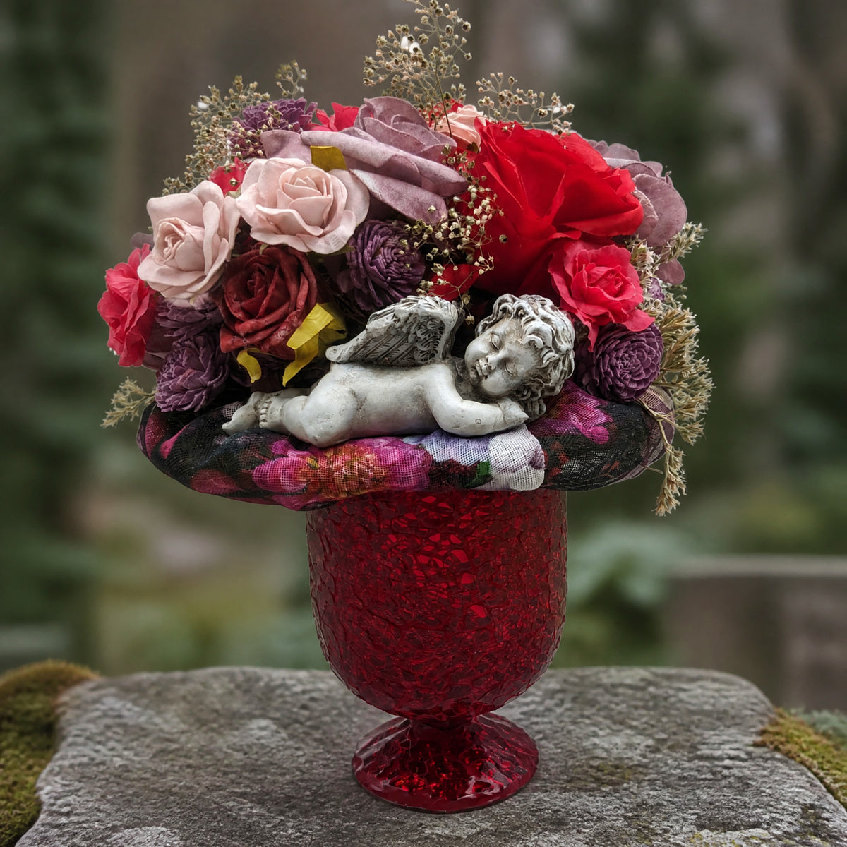 Szene Trauergesteck Engel Rosen Schleierkraut rot rosa bunt