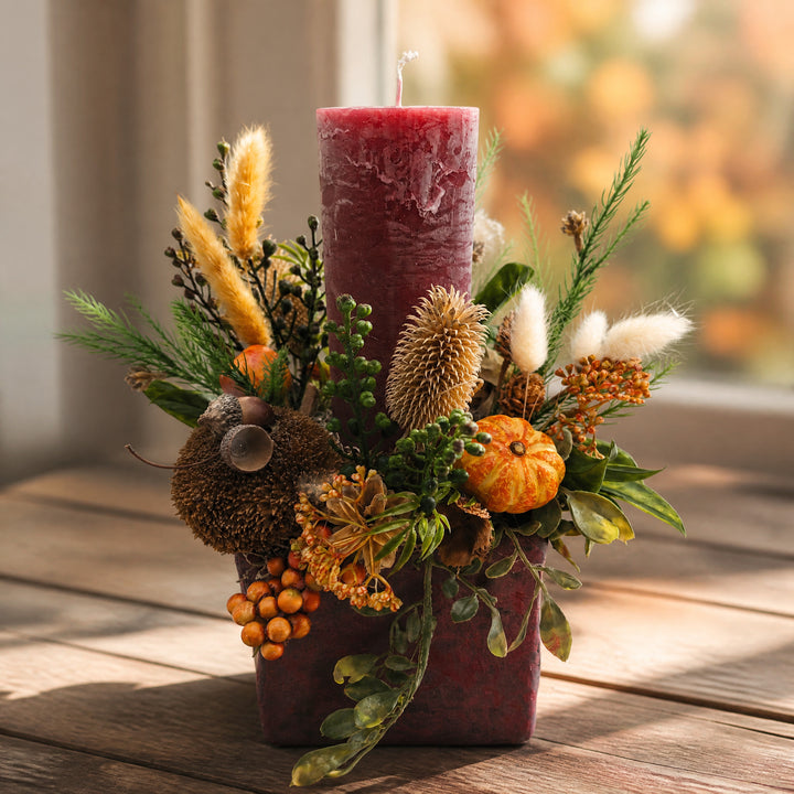 Szene Herbstgesteck Kürbis Eichel Apfel Kerze orange bordeaux