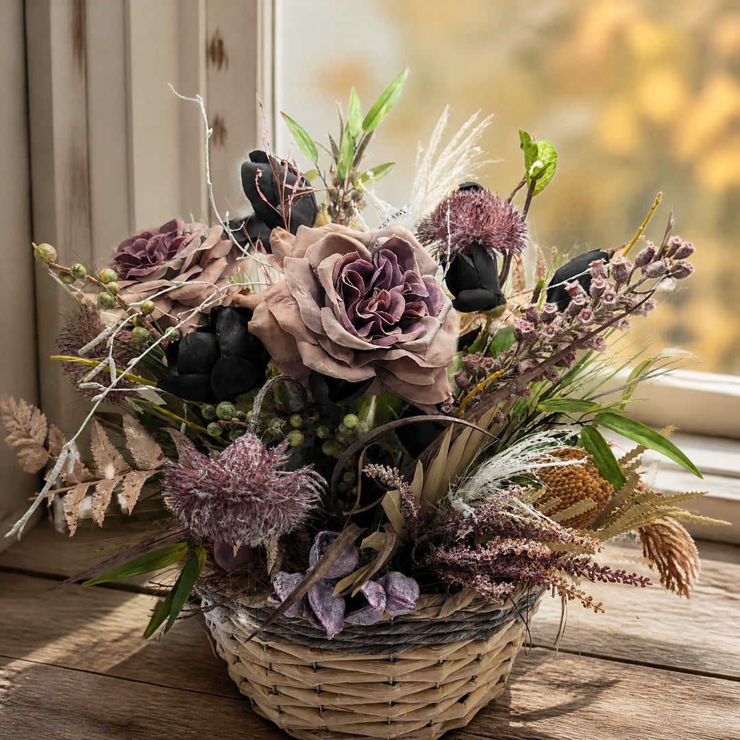 Szene Herbstgesteck Rosen Magnolien Gräser schwarz lila im Korb