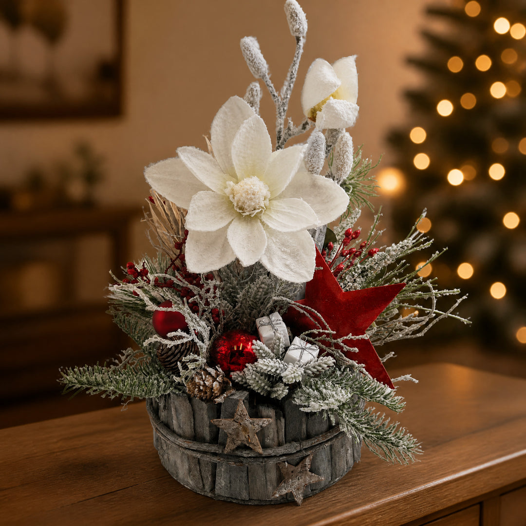 Szene Weihnachtsgesteck Magnolie Stern Kugel weiß rot beschneit