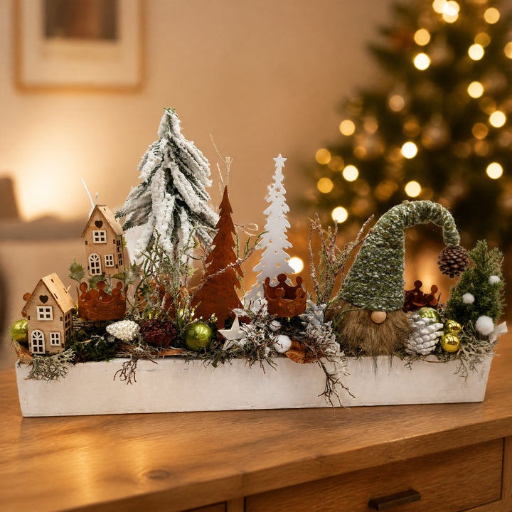 Szene Weihnachtsgesteck Wichtel Haus Kugeln Tannen rost weiß grün