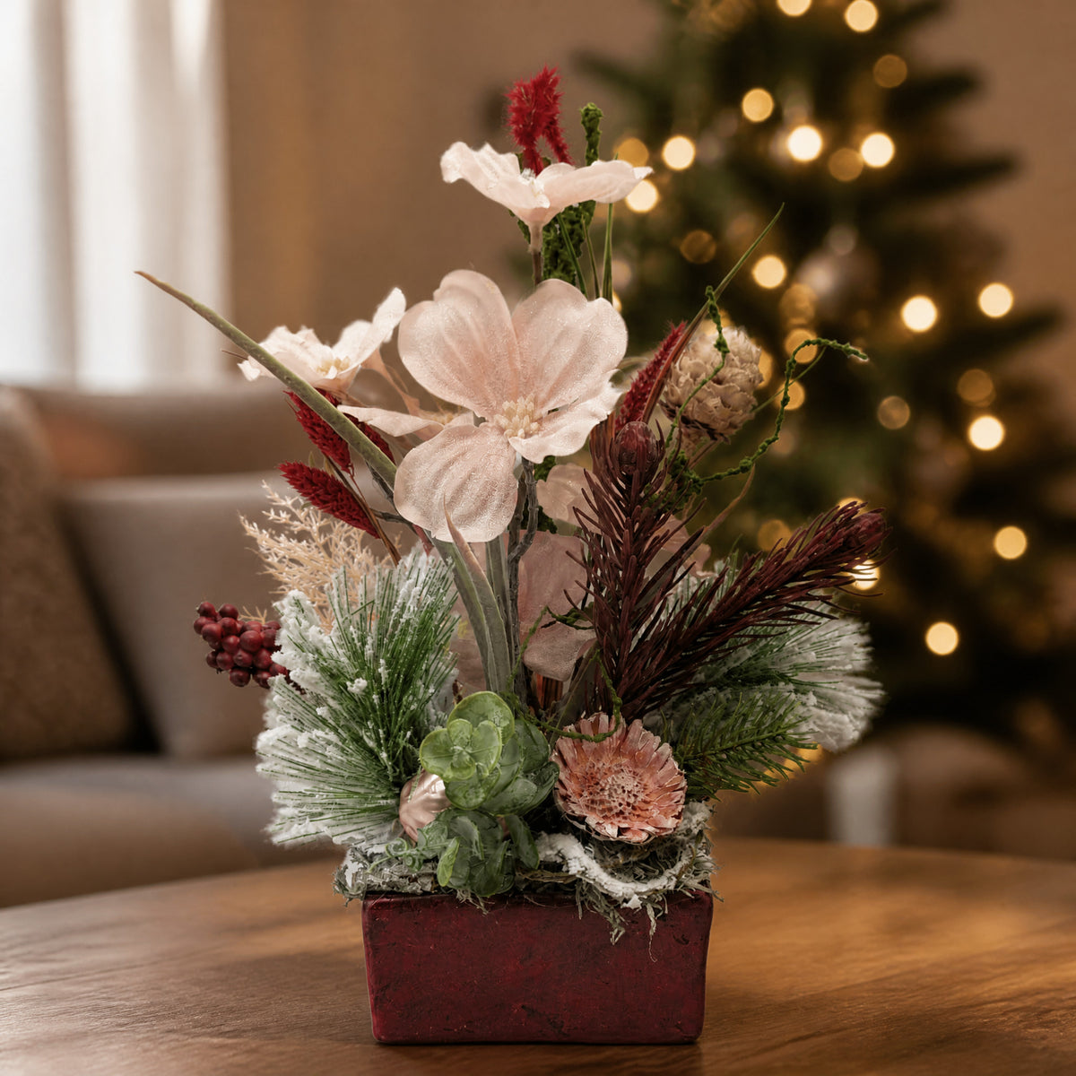 Szene Wintergesteck Weihnachtsgesteck Blüten Zapfen Tanne Gräser rosé dunkelrot