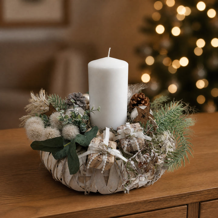 Szene Weihnachtsgesteck Adventskranz Kerze Kugeln Zapfen weiß creme silber