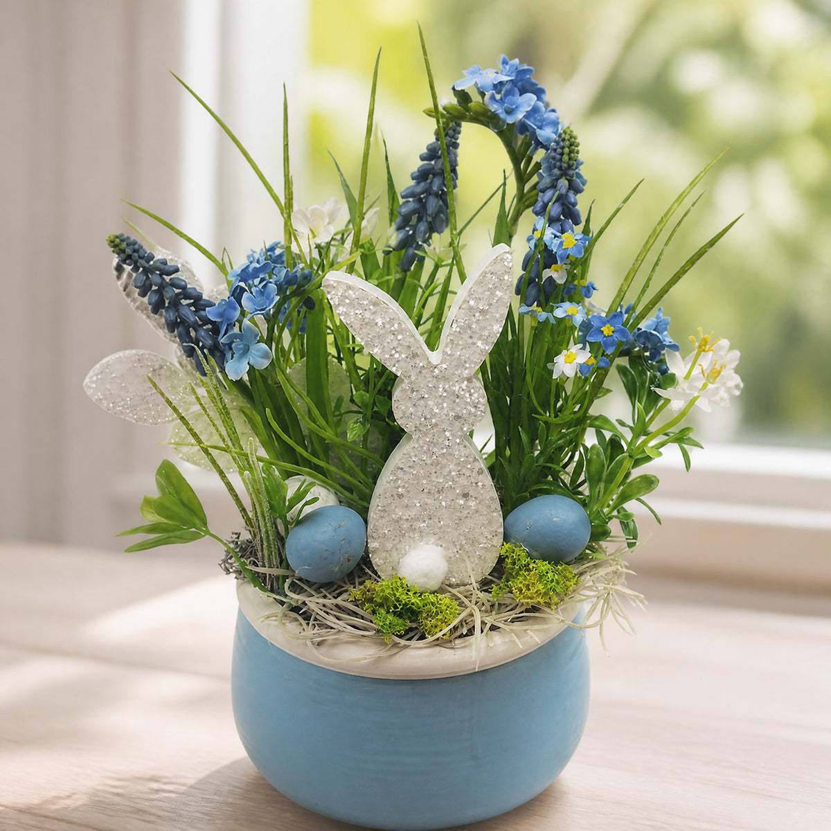 Szene Seidenblumengesteck Ostern Hase Eier Traubenhyazinthen blau weiß
