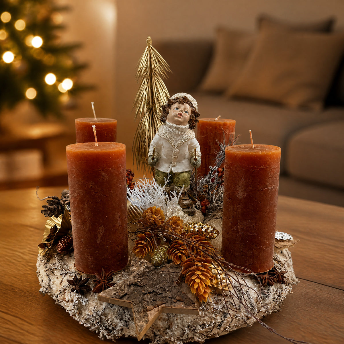 Szene Weihnachtskranz Adventskranz Kind Bäumchen Hopfen Kerzen braun gold