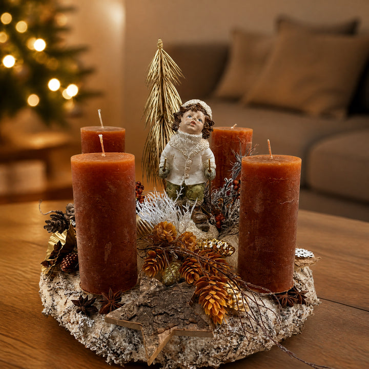 Szene Weihnachtskranz Adventskranz Kind Bäumchen Hopfen Kerzen braun gold