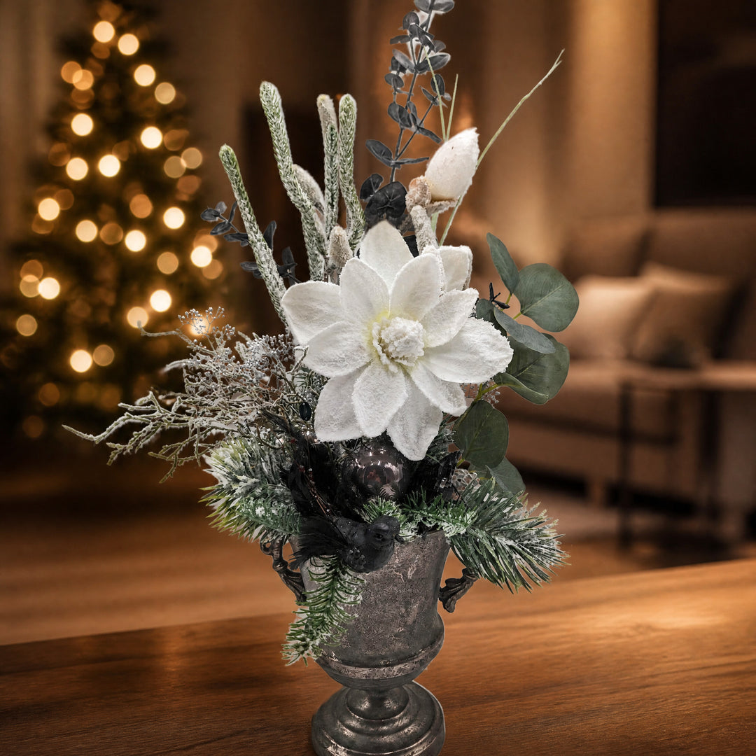Szene Weihnachtsgesteck Magnolie Kugel Vogel weiß schwarz im Pokal