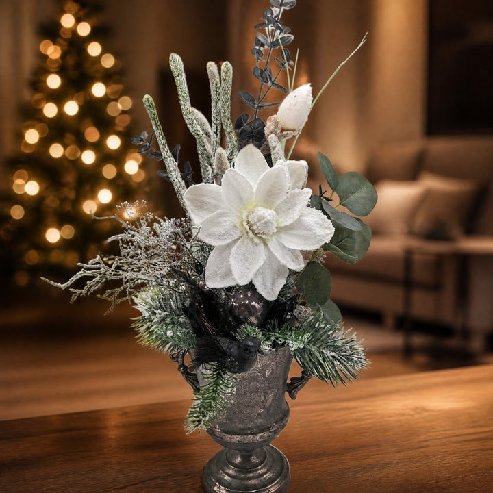 Szene Weihnachtsgesteck Magnolie Kugel Vogel weiß schwarz im Pokal