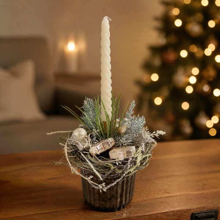 Szene Weihnachtsgesteck Kerze Kugel Stern creme champagner