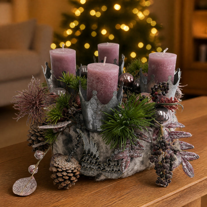 Szene Adventskranz Kerzen Kugeln Kronen Zapfen rosa grau