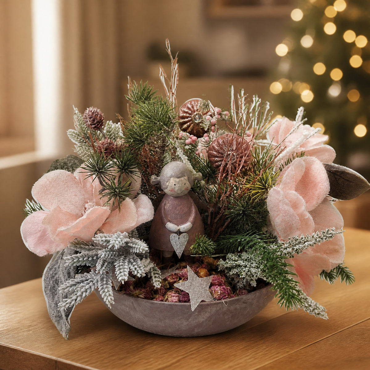 Szene Wintergesteck Magnolie Stern Mädchen rosa Schale Tanne