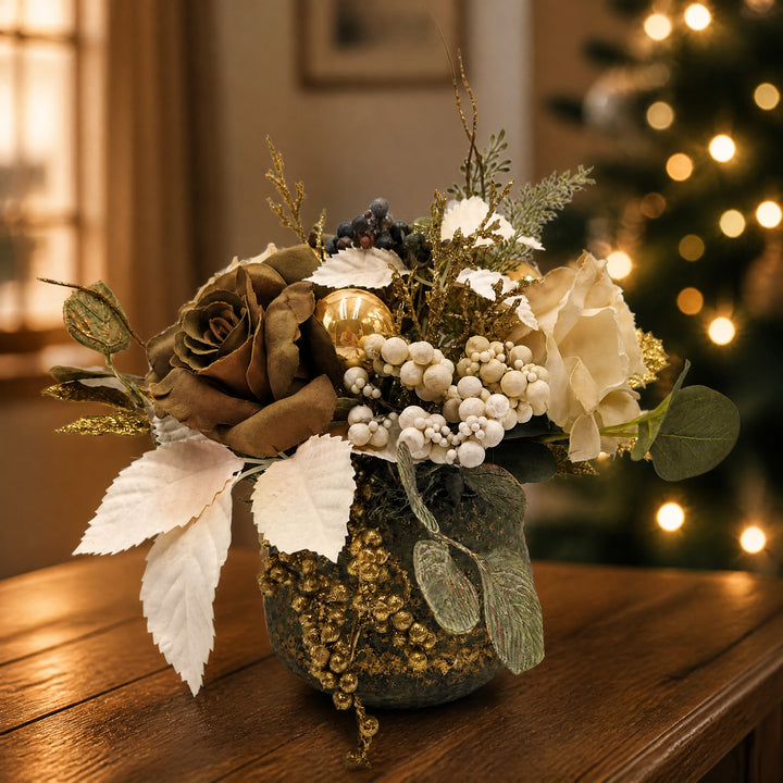Szene Weihnachtsgesteck Rosen Kugeln Beeren gold creme braun
