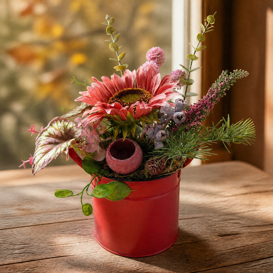 Szene Herbstgesteck Sonnenblume Zapfen Heide rosa rot