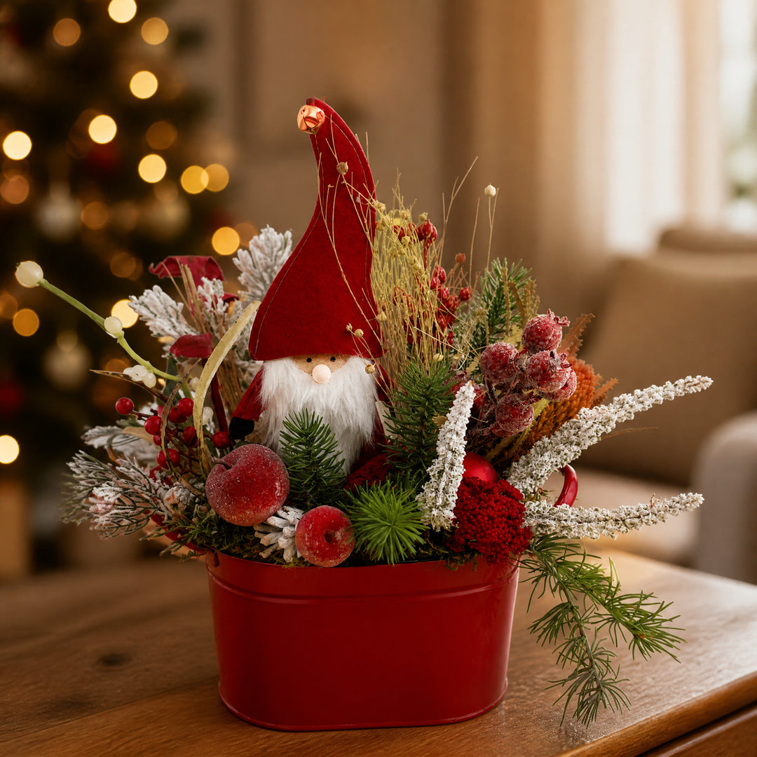 Szene Weihnachtsgesteck Wichtel Äpfel Beeren Tanne rot grün