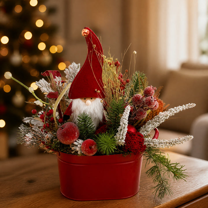 Szene Weihnachtsgesteck Wichtel Äpfel Beeren Tanne rot grün