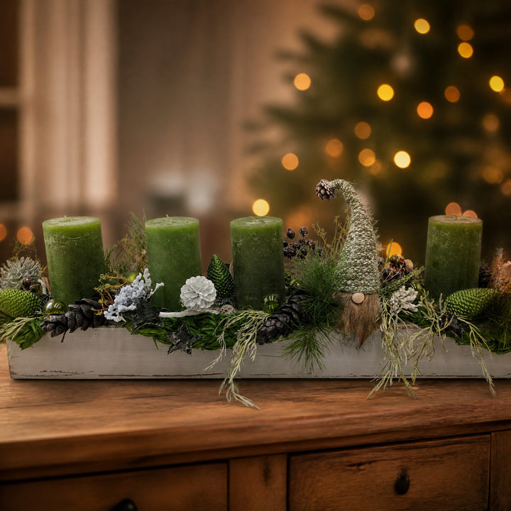 Szene Adventsgesteck Wichtel Kugeln Zapfen Sterne grün grau