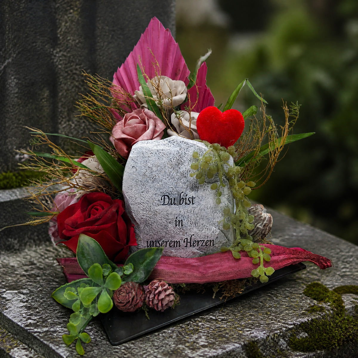 Szene Trauergesteck Herz Zapfen Rosen rot rosa mit Spruchstein