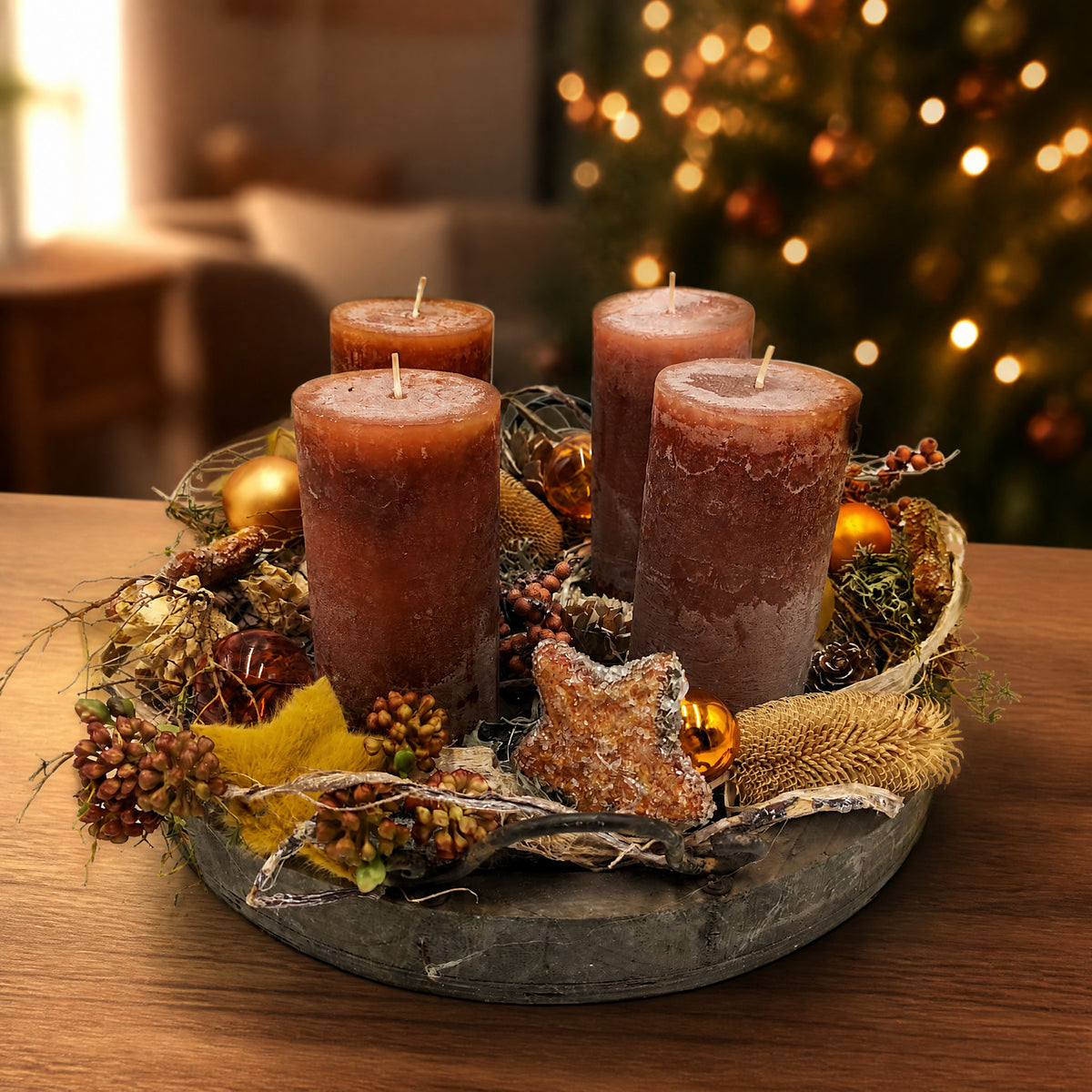 Szene Adventsgesteck Kerzen Kugeln Keks Stern orange braun