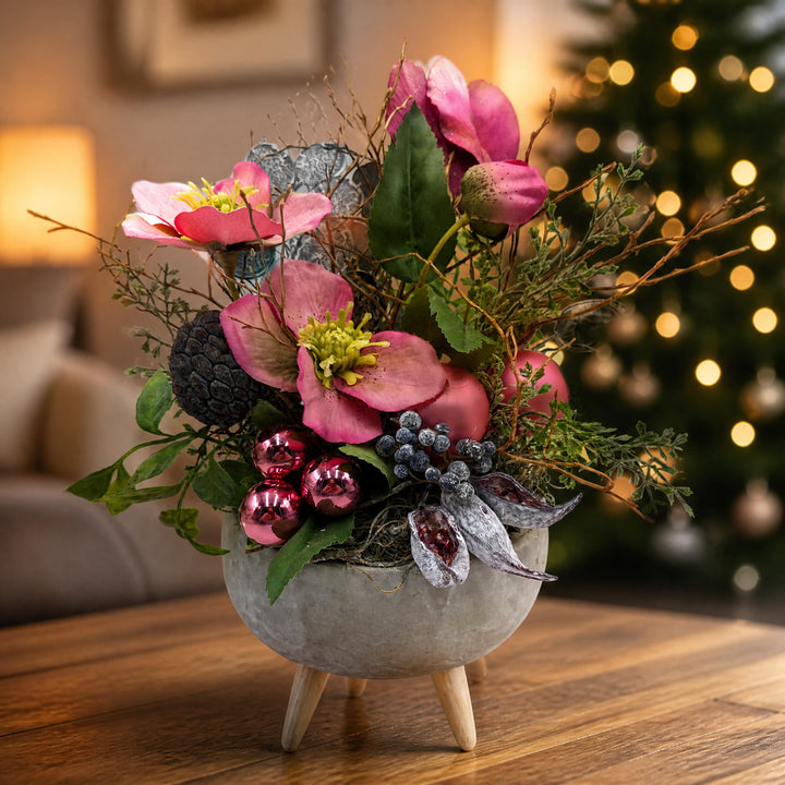 Szene Weihnachtsgesteck Christrosen Kugeln Zapfen rosa grau