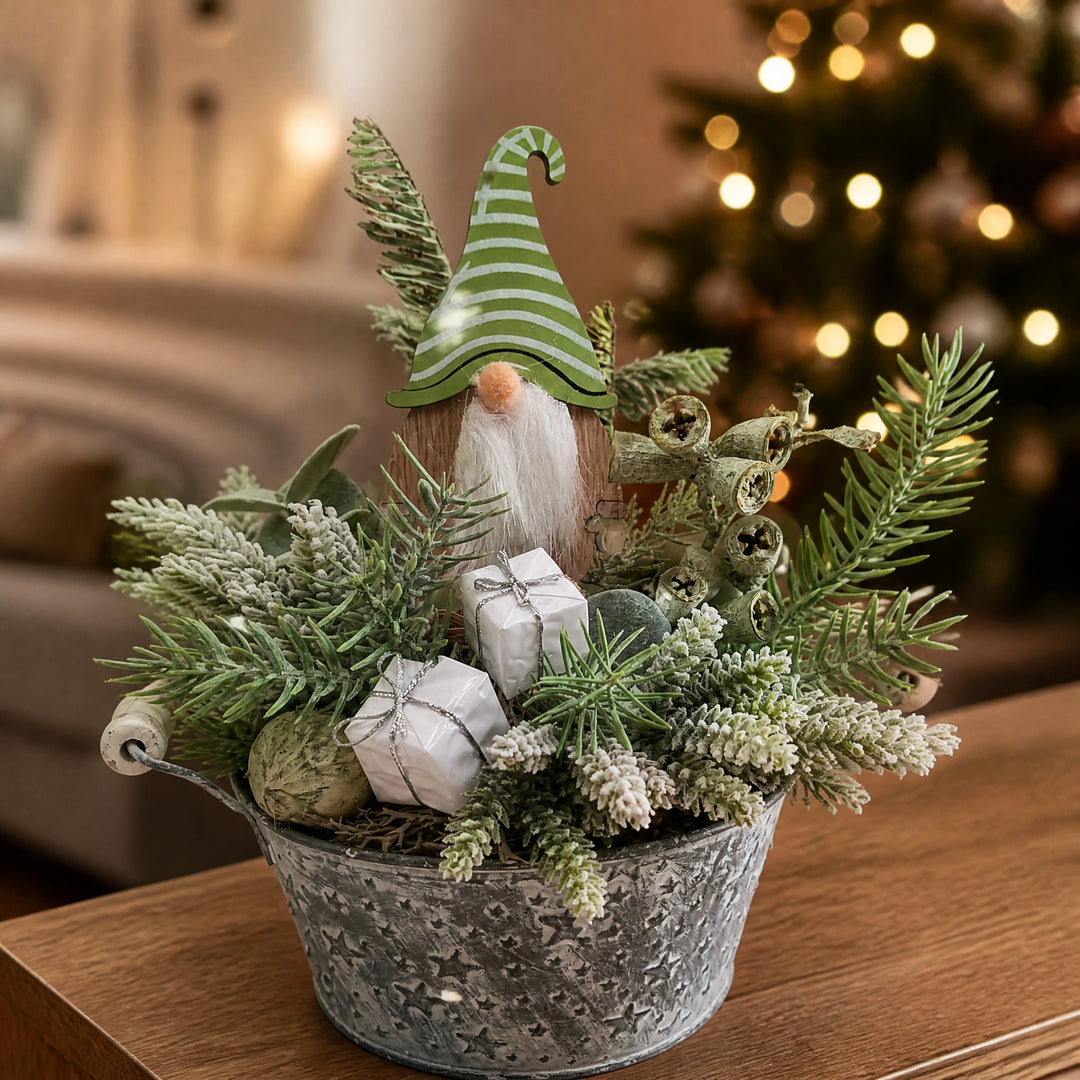 Szene Weihnachtsgesteck Wichtel Kugel Geschenke Tanne mint weiß