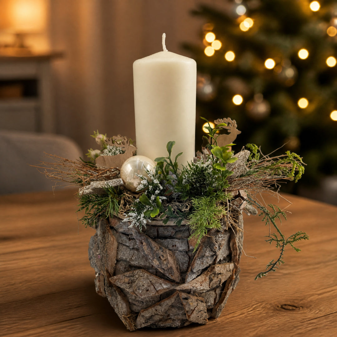 Szene Weihnachtsgesteck Kerze Kugel Stern Hirsch creme natur