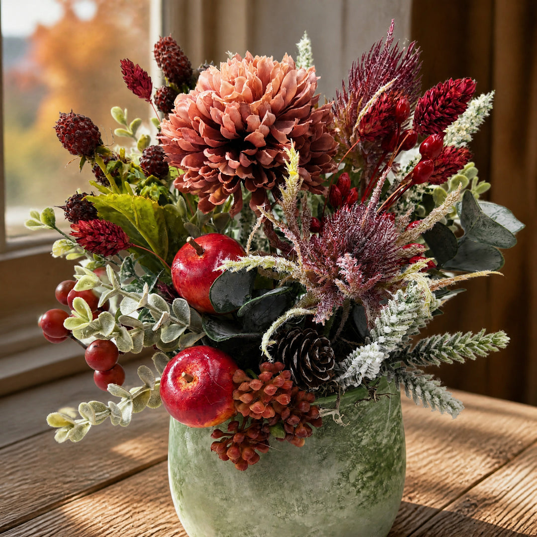Szene Herbstgesteck Apfel Distel Chrysantheme rot altrosa