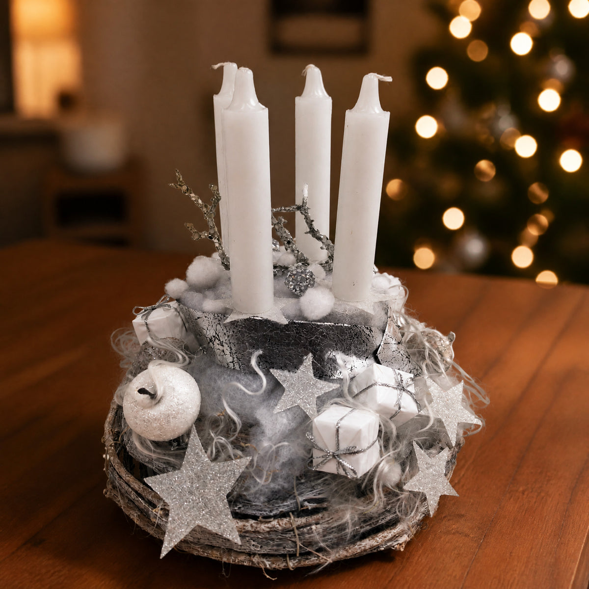Szene Adventskranz Sterne Apfel Geschenke weiß silber