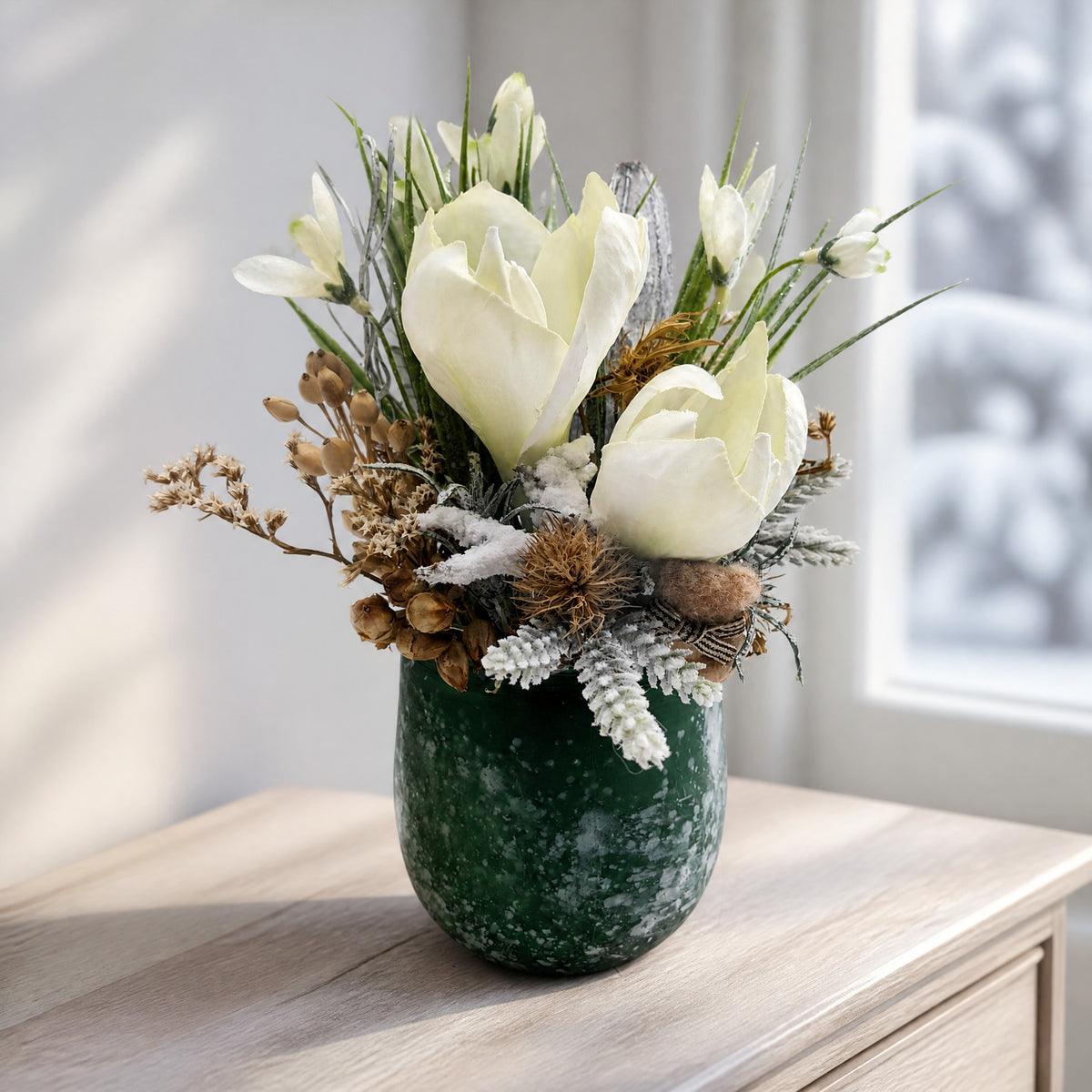Szene Wintergesteck Amaryllis Schneeglöckchen Tanne weiß grün