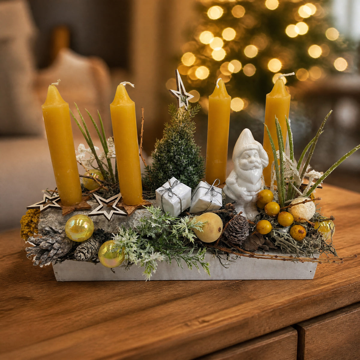 Szene Adventsgesteck Kerzen Kugel Stern Wichtel gelb weiß