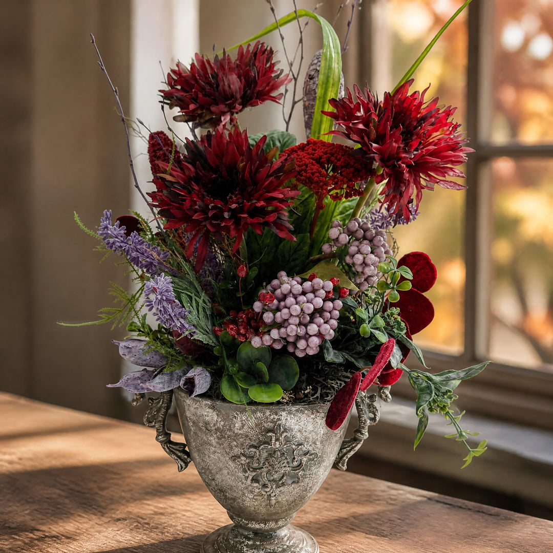 Szene Herbstgesteck Chrysantheme Sukkulente Beeren dunkelrot lila