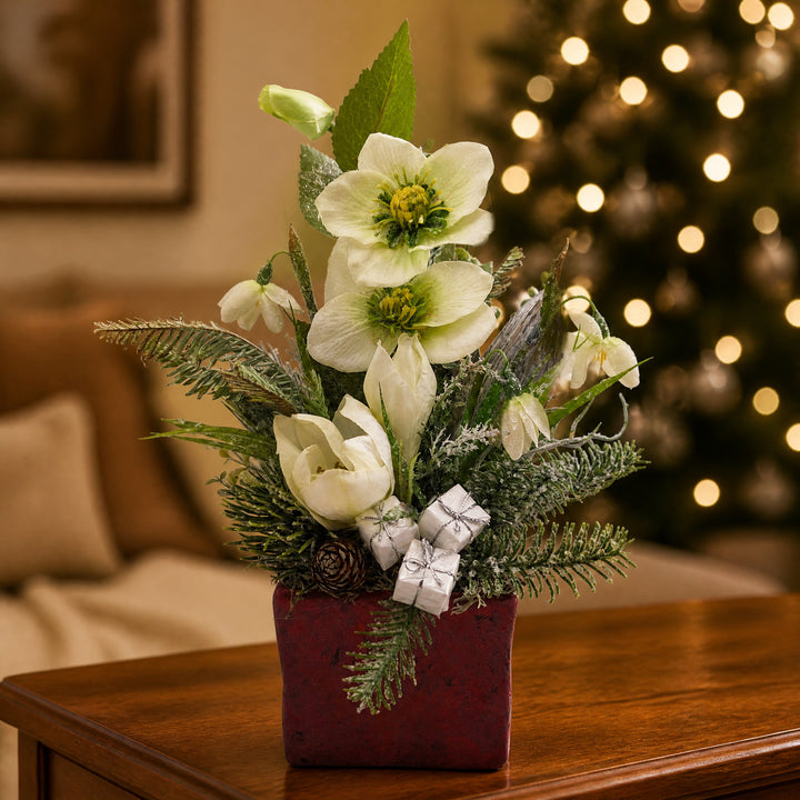 Szene Wintergesteck Christrose Schneeglöckchen Zapfen Geschenke weiß grün