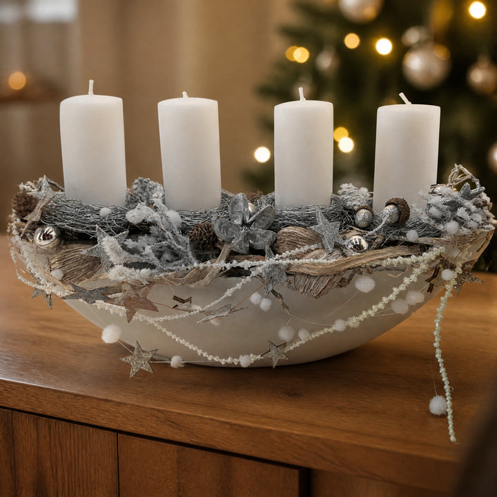 Szene Adventsgesteck Sterne Kugeln Eicheln weiß silber in Schale
