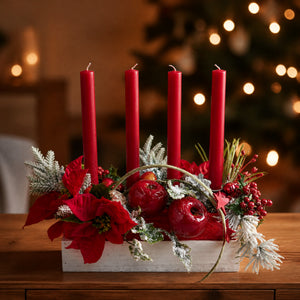 Szene Adventsgesteck Apfel Weihnachtsstern Beeren rot weiß