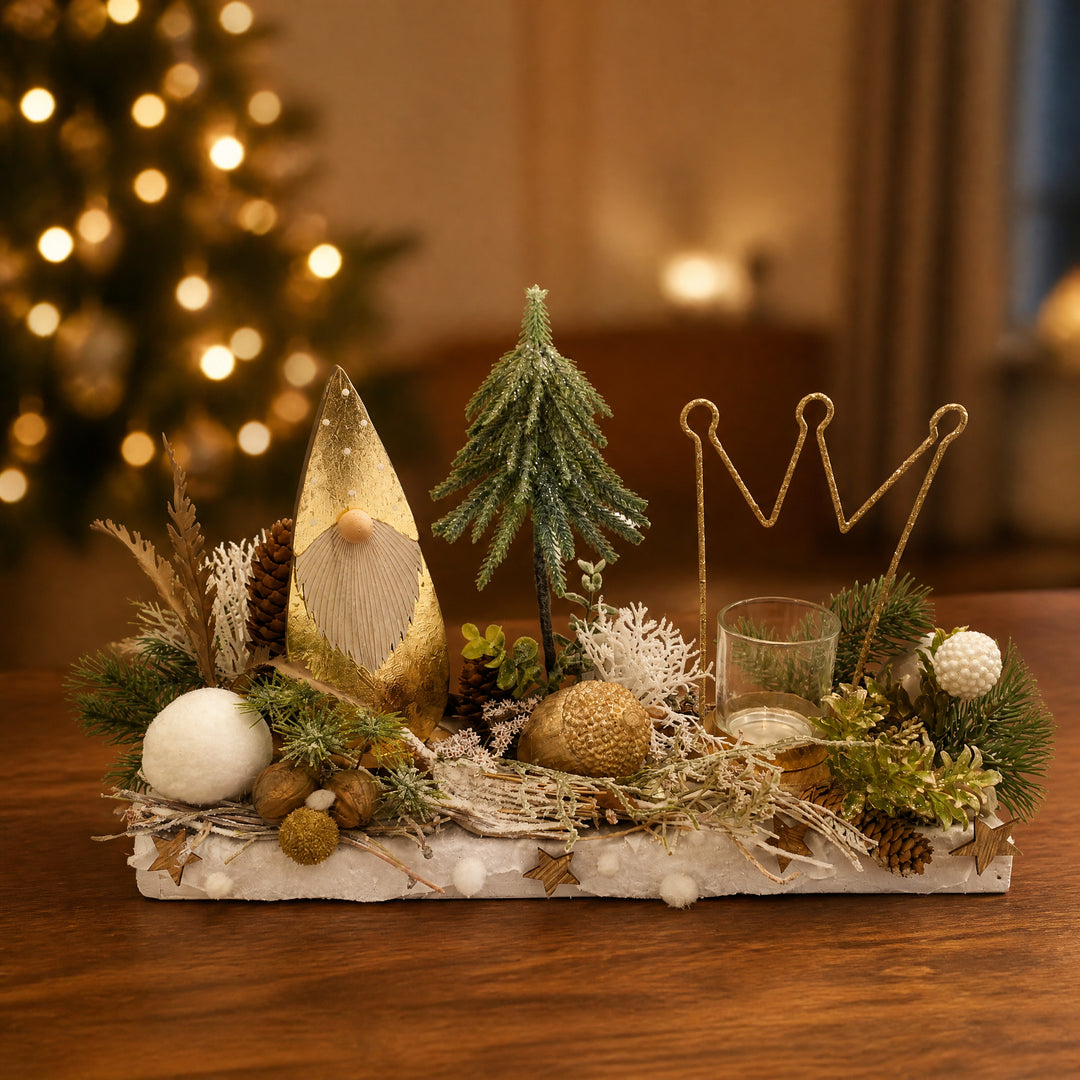Szene Weihnachtsgesteck Teelicht Wichtel Krone Tannenbaum gold weiß