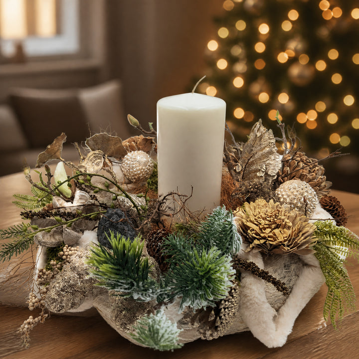 Szene Weihnachtsgesteck Kerze Kugeln Zapfen Magnolie creme natur