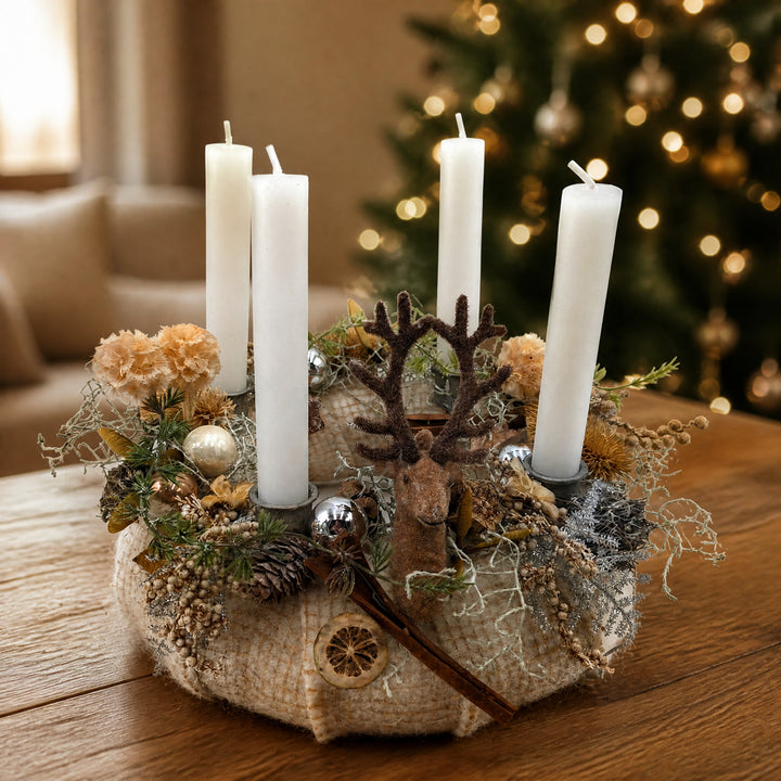 Szene Adventskranz Hirsch Kugeln Zapfen Zimt creme weiß