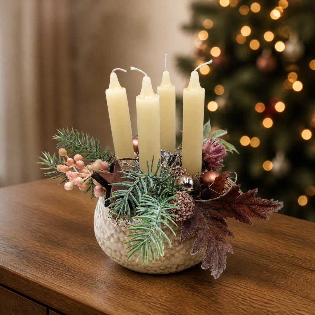 Szene Adventsgesteck Kerzen Kugeln Eichel Blätter creme rosa