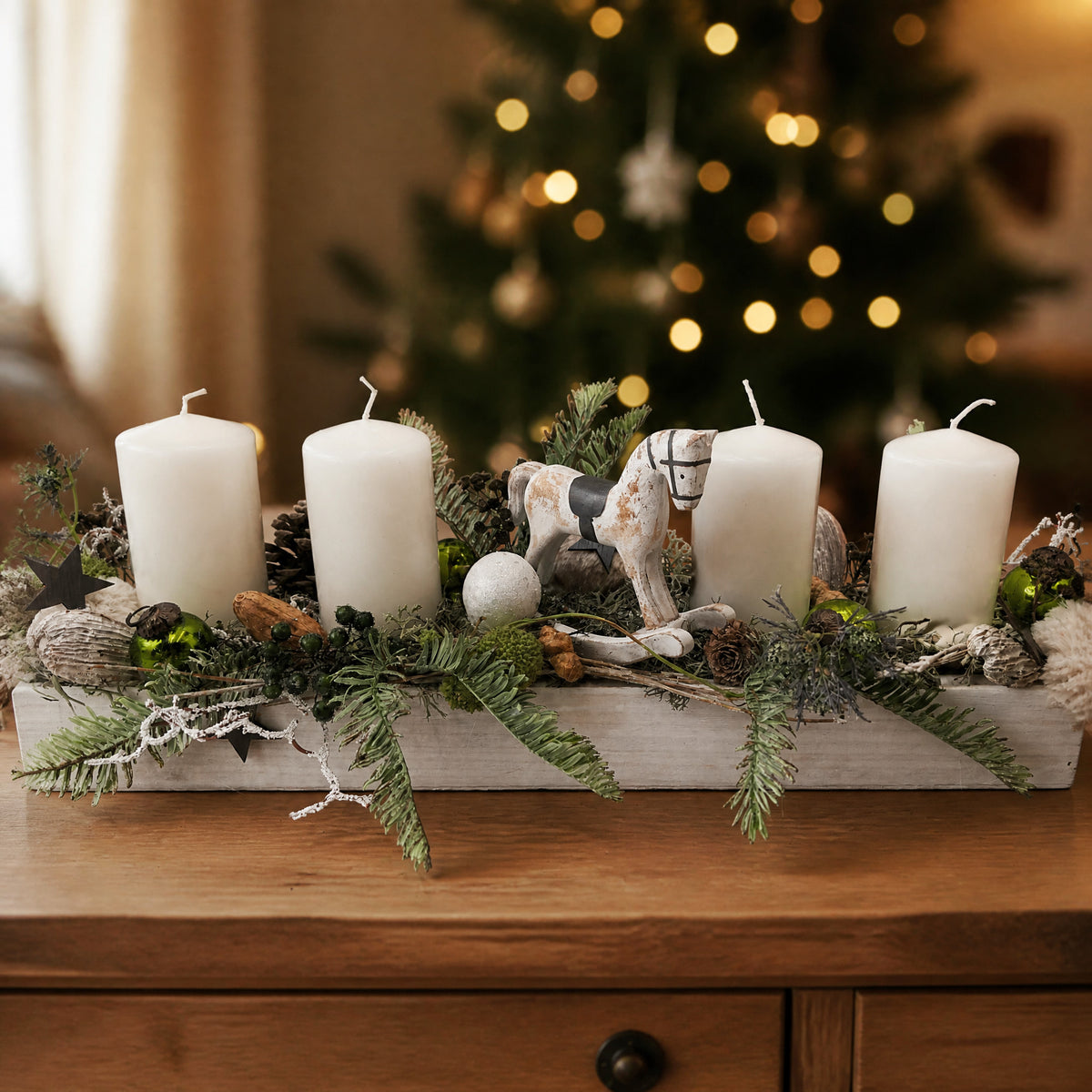 Szene Adventsgesteck Schaukelpferd Kugeln Zapfen weiß grün
