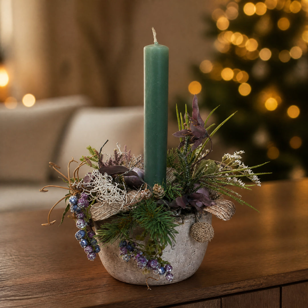 Szene Weihnachtsgesteck Kerze Kugeln Zapfen Beeren grün lila
