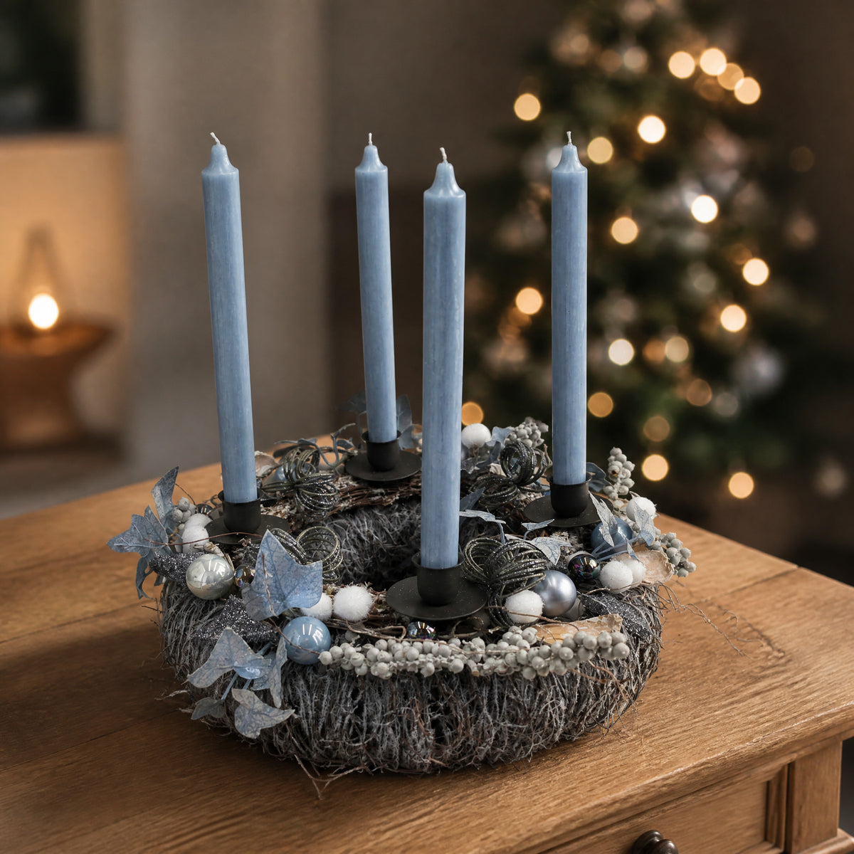Szene Adventskranz Adventsgesteck Kugeln Stern Efeu blau silber