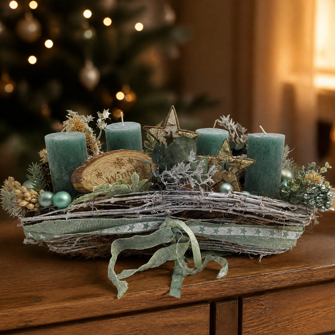 Szene Adventsgesteck 4 Kerzen Sterne Kugeln Beeren mint natur