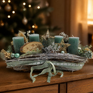 Szene Adventsgesteck 4 Kerzen Sterne Kugeln Beeren mint natur